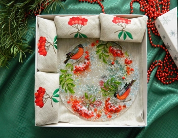 Подарочный набор «Декоративная тарелка с льняными салфетками, украшенными вышивкой»