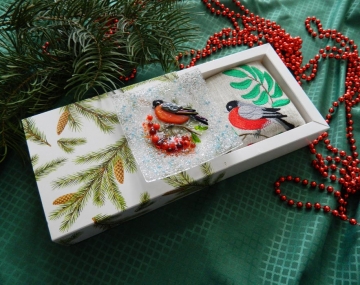 Подарочный набор «Декоративная тарелка «Снегирь» с льняной салфеткой, украшенной декоративной вышивкой»
